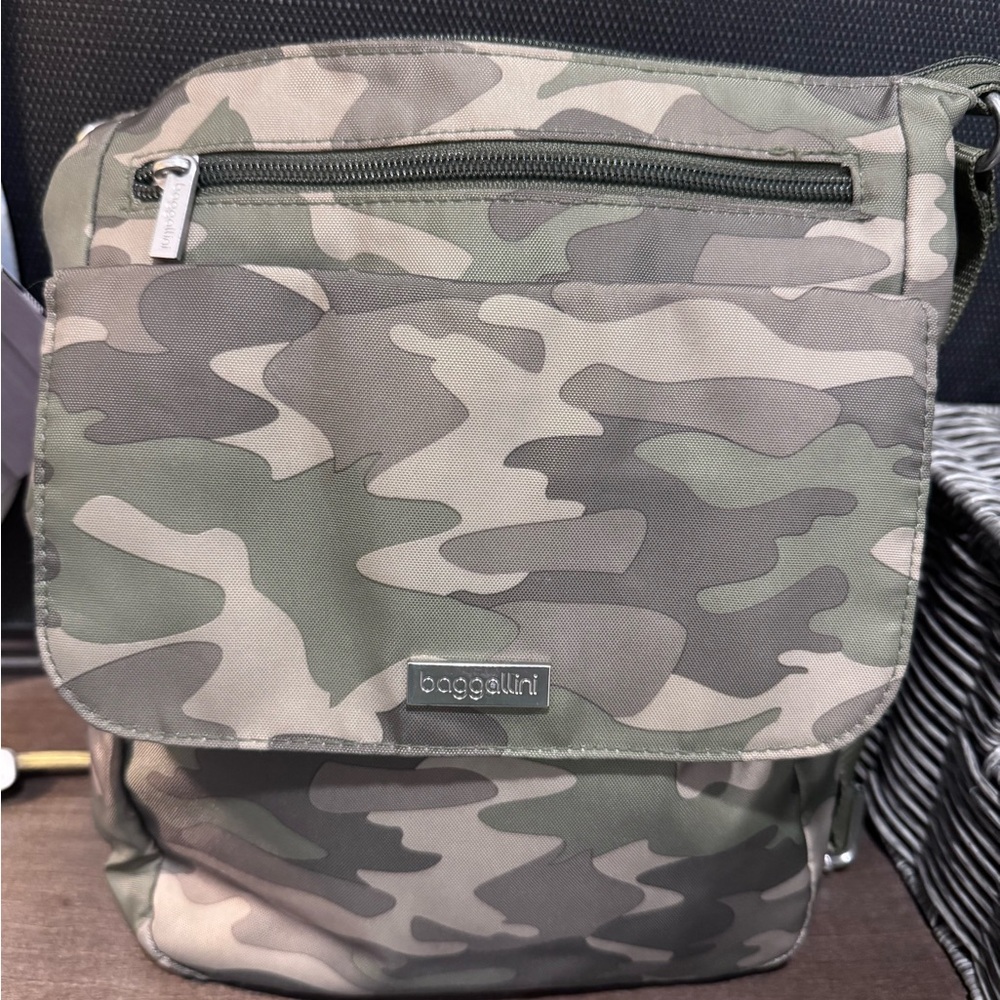 Camouflage Baggallini Crossbody